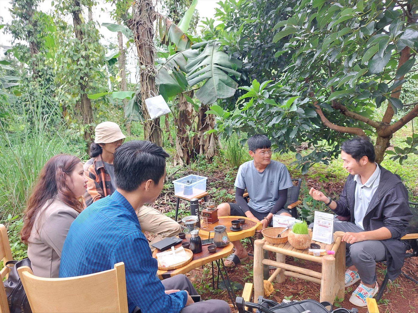 Anh Dũng (thứ 2 phải qua) chia sẻ về mô hình cà phê vườn rừng.