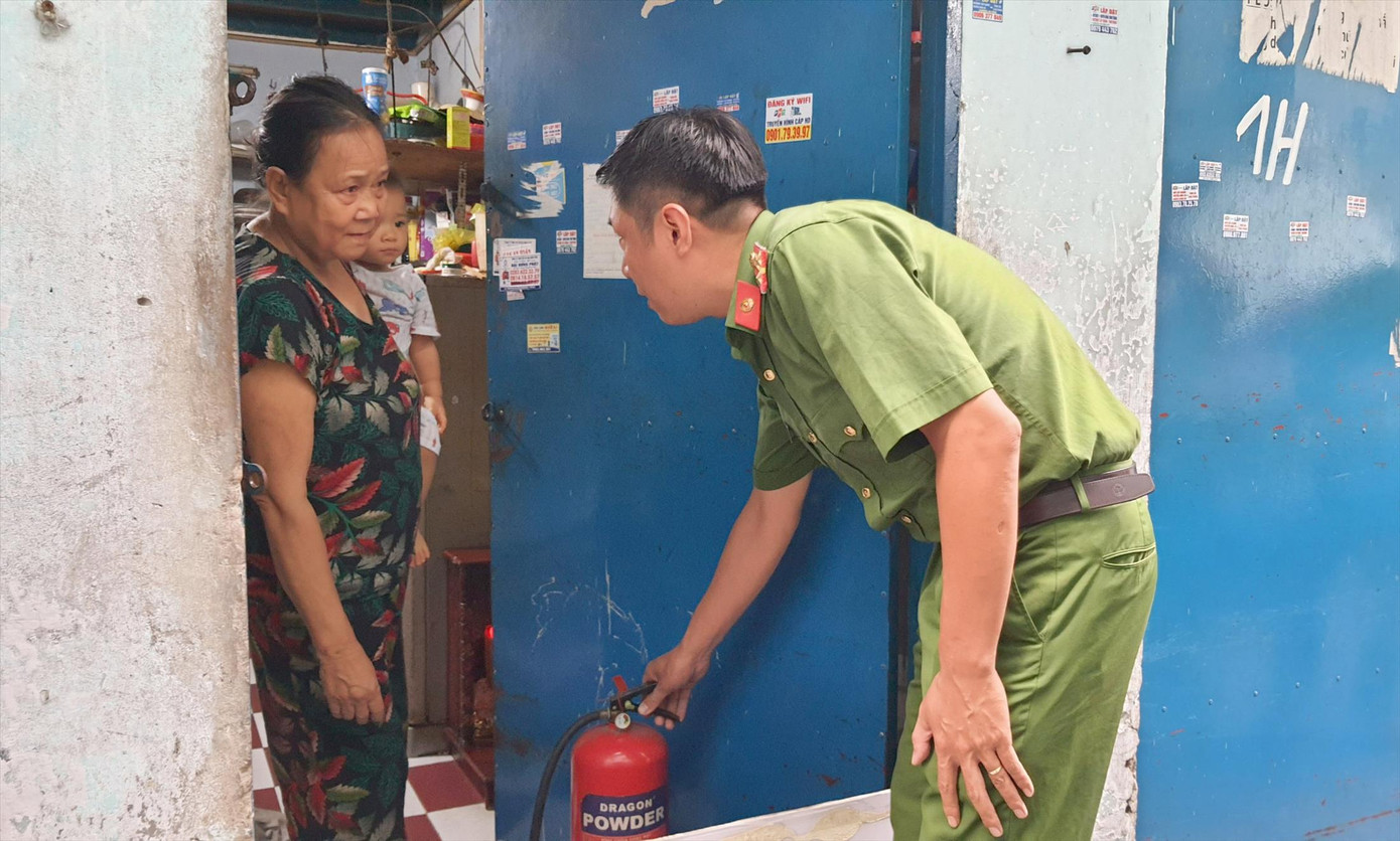Công an TPHCM hướng dẫn người dân sử dụng bình chữa cháy tại phòng trọ ở quận Tân Phú. Ảnh: Hoàng Thuận Công an TPHCM hướng dẫn người dân sử dụng bình chữa cháy tại phòng trọ ở quận Tân Phú. Ảnh: Hoàng Thuận