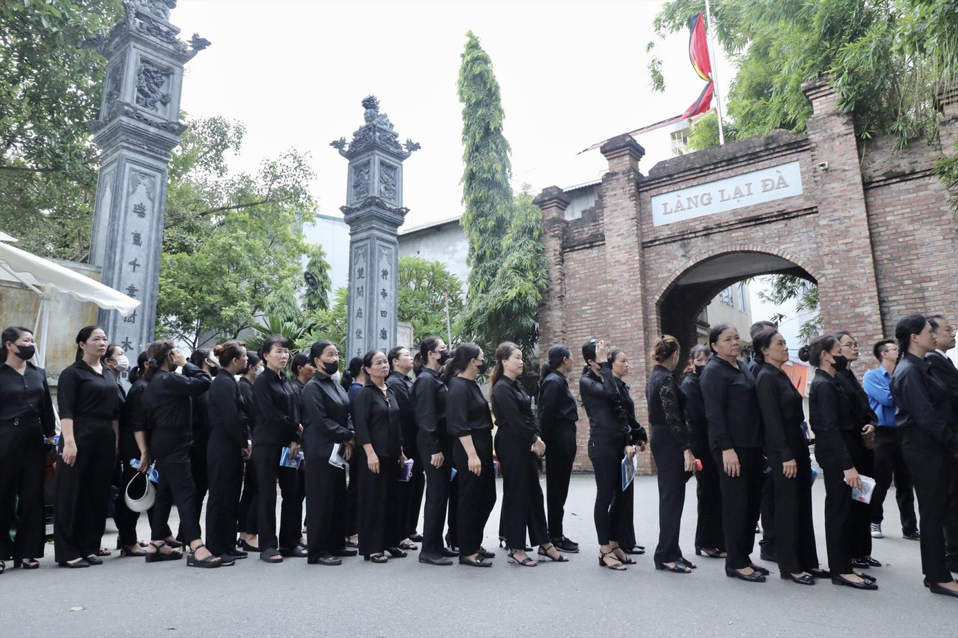 Dòng người xếp hàng vào viếng Tổng Bí thư tại quê nhà Dòng người xếp hàng vào viếng Tổng Bí thư tại quê nhà