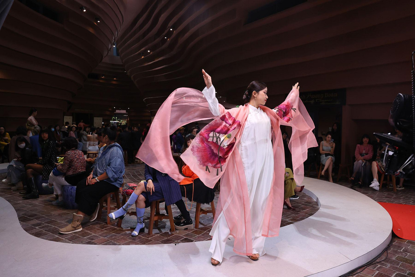 “Bước chân di sản” tổ chức trong Bảo tàng Gốm Bát Tràng được giới trẻ yêu thích “Bước chân di sản” tổ chức trong Bảo tàng Gốm Bát Tràng được giới trẻ yêu thích