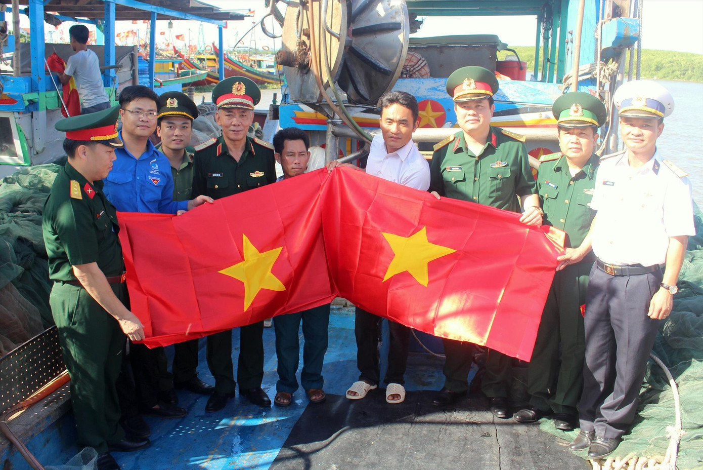 Trao tặng cờ Tổ quốc cho ngư dân trong chương trình “Tôi yêu Tổ quốc tôi” của Ðoàn Thanh niên Bộ CHQS tỉnh Nghệ An Trao tặng cờ Tổ quốc cho ngư dân trong chương trình “Tôi yêu Tổ quốc tôi” của Ðoàn Thanh niên Bộ CHQS tỉnh Nghệ An