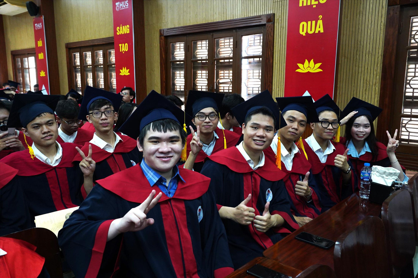 Sinh viên ĐH Quốc gia Hà Nội trong lễ tốt nghiệp. Ảnh: Hoa Ban Sinh viên ĐH Quốc gia Hà Nội trong lễ tốt nghiệp. Ảnh: Hoa Ban