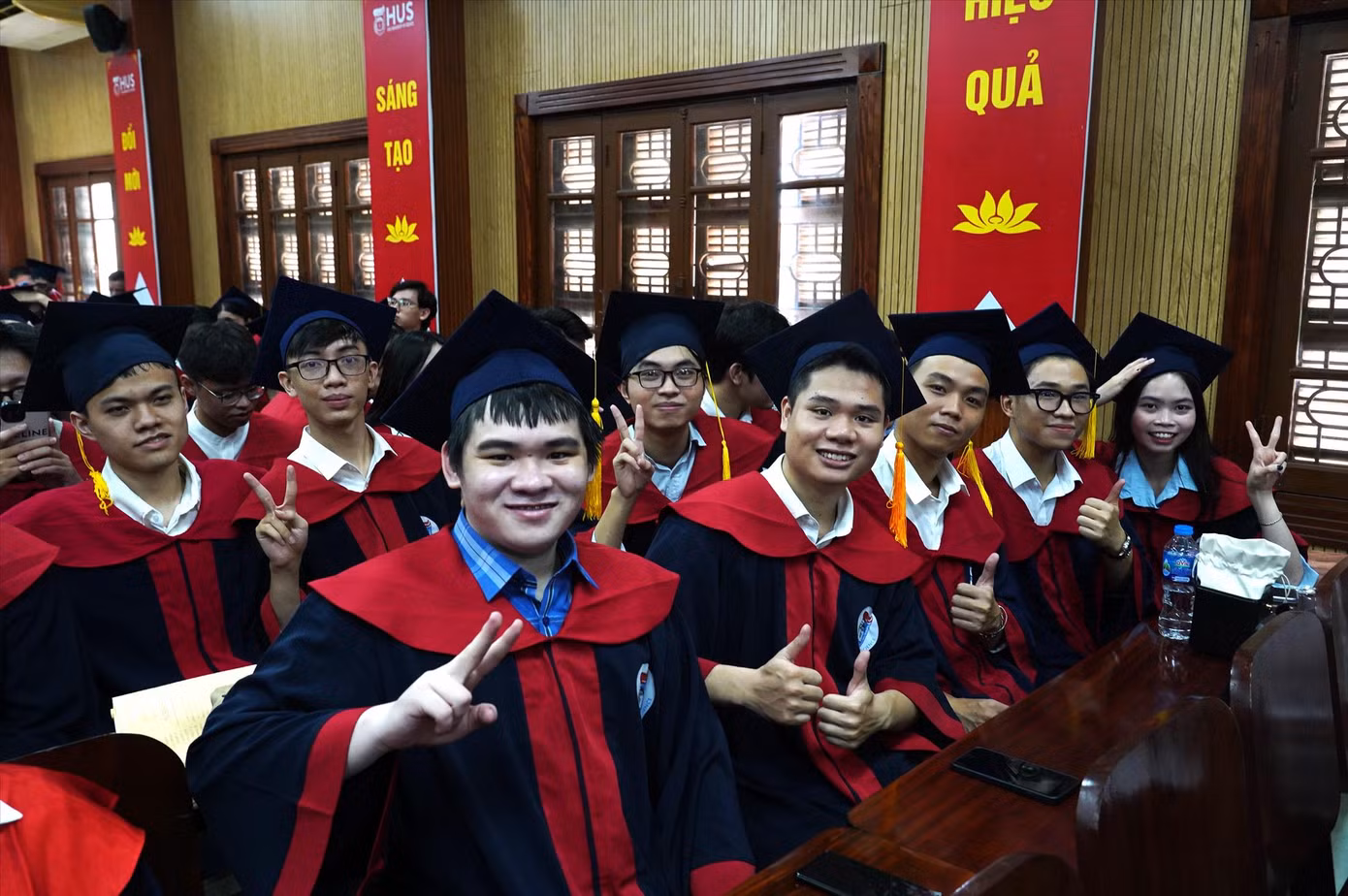 Sinh viên ĐH Quốc gia Hà Nội trong lễ tốt nghiệp. Ảnh: Hoa Ban Sinh viên ĐH Quốc gia Hà Nội trong lễ tốt nghiệp. Ảnh: Hoa Ban