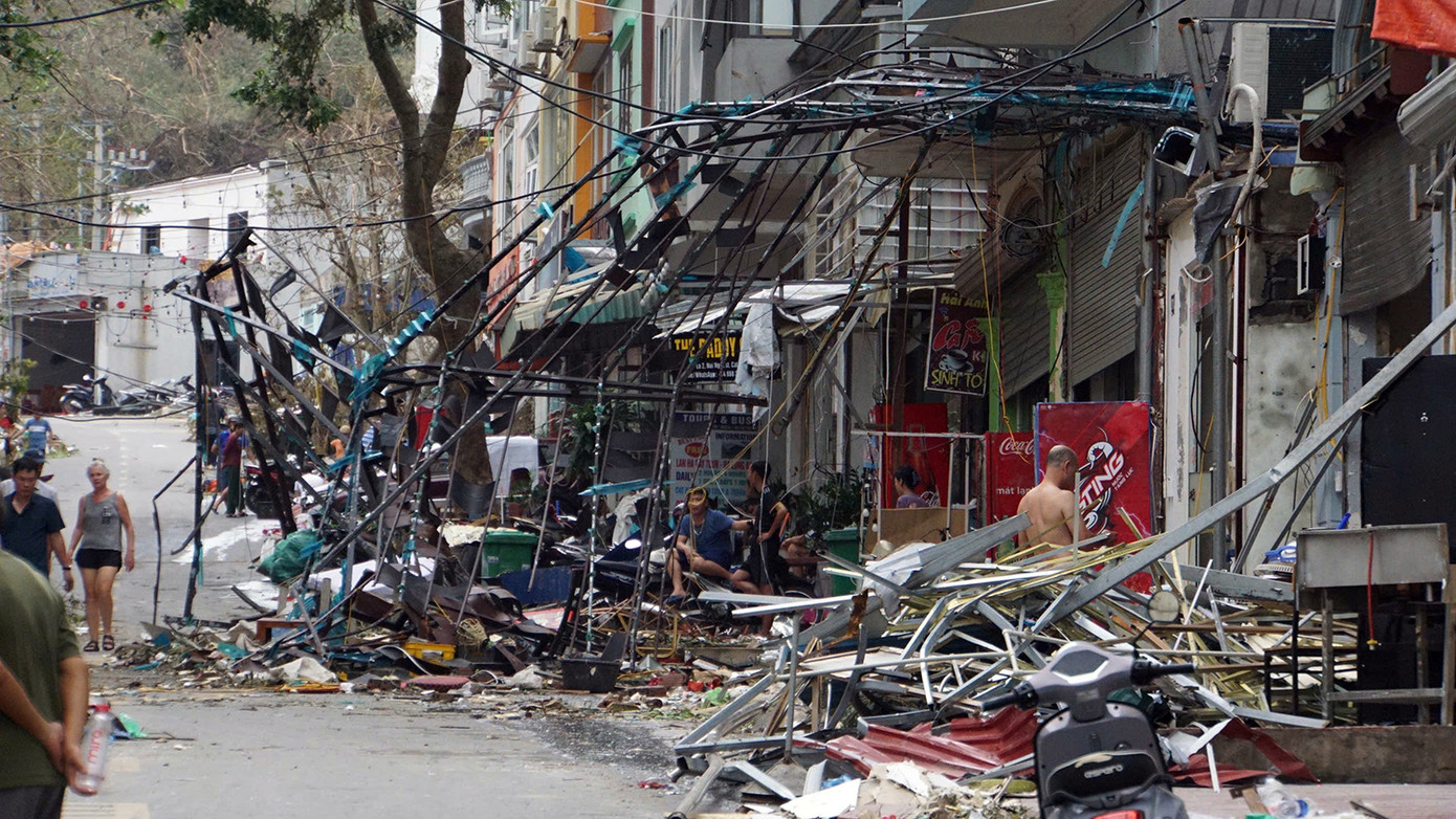 Nhà hàng, khách sạn ở phố Núi Ngọc, trung tâm thị trấn Cát Bà hư hỏng, thiệt hại nặng nề sau bão số 3