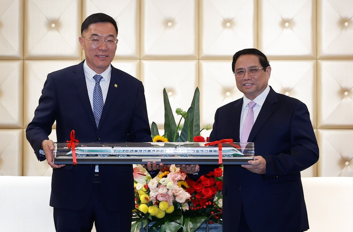 Thủ tướng Phạm Minh Chính tiếp ông Tôn Vinh Khôn, Phó chủ tịch Công ty TNHH Đầu máy và toa xe Đại Liên (ngày 24/6 ở Trung Quốc). Ảnh: Nhật Bắc