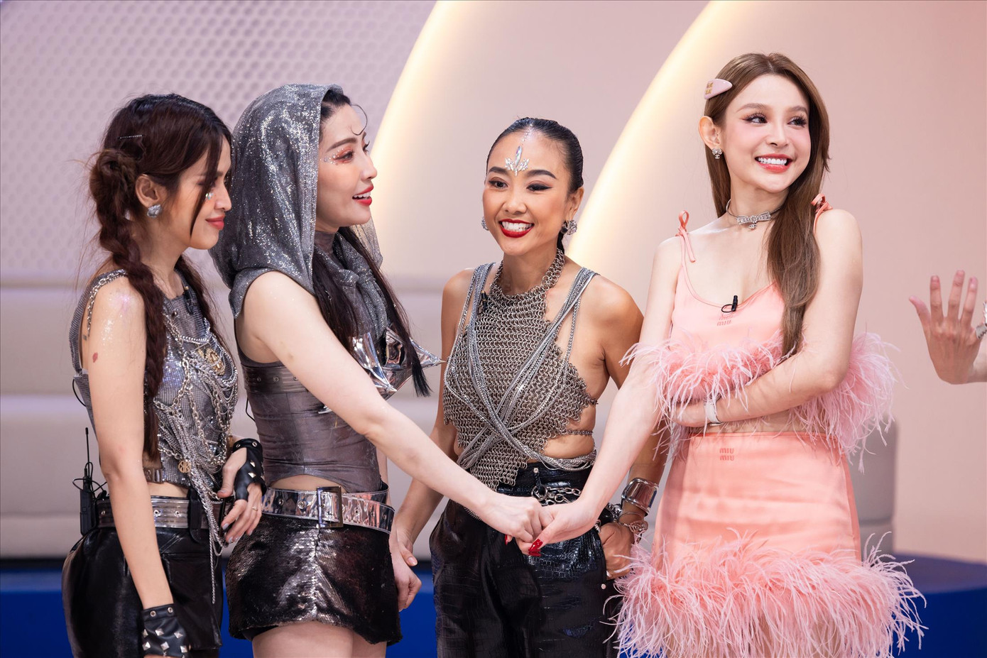 Các chị đẹp hồi sinh không thành công trong chương trình đang rủ nhau lập nhóm nhạc ngoài đời. Ảnh: BTC