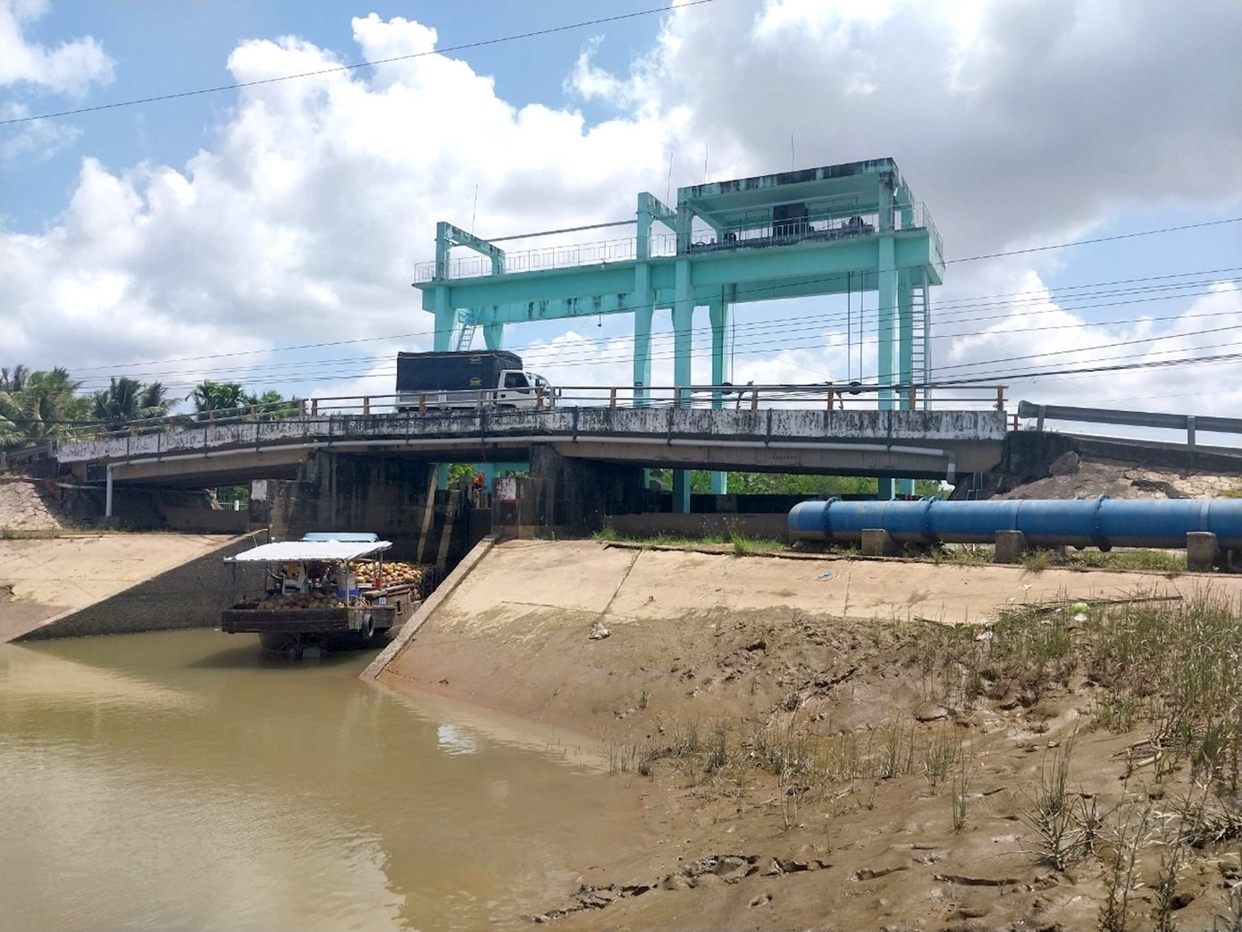 Cống Bà Xẩm (huyện Long Phú, Sóc Trăng) đóng để ngăn mặn. Ảnh: Nhật Huy Cống Bà Xẩm (huyện Long Phú, Sóc Trăng) đóng để ngăn mặn. Ảnh: Nhật Huy