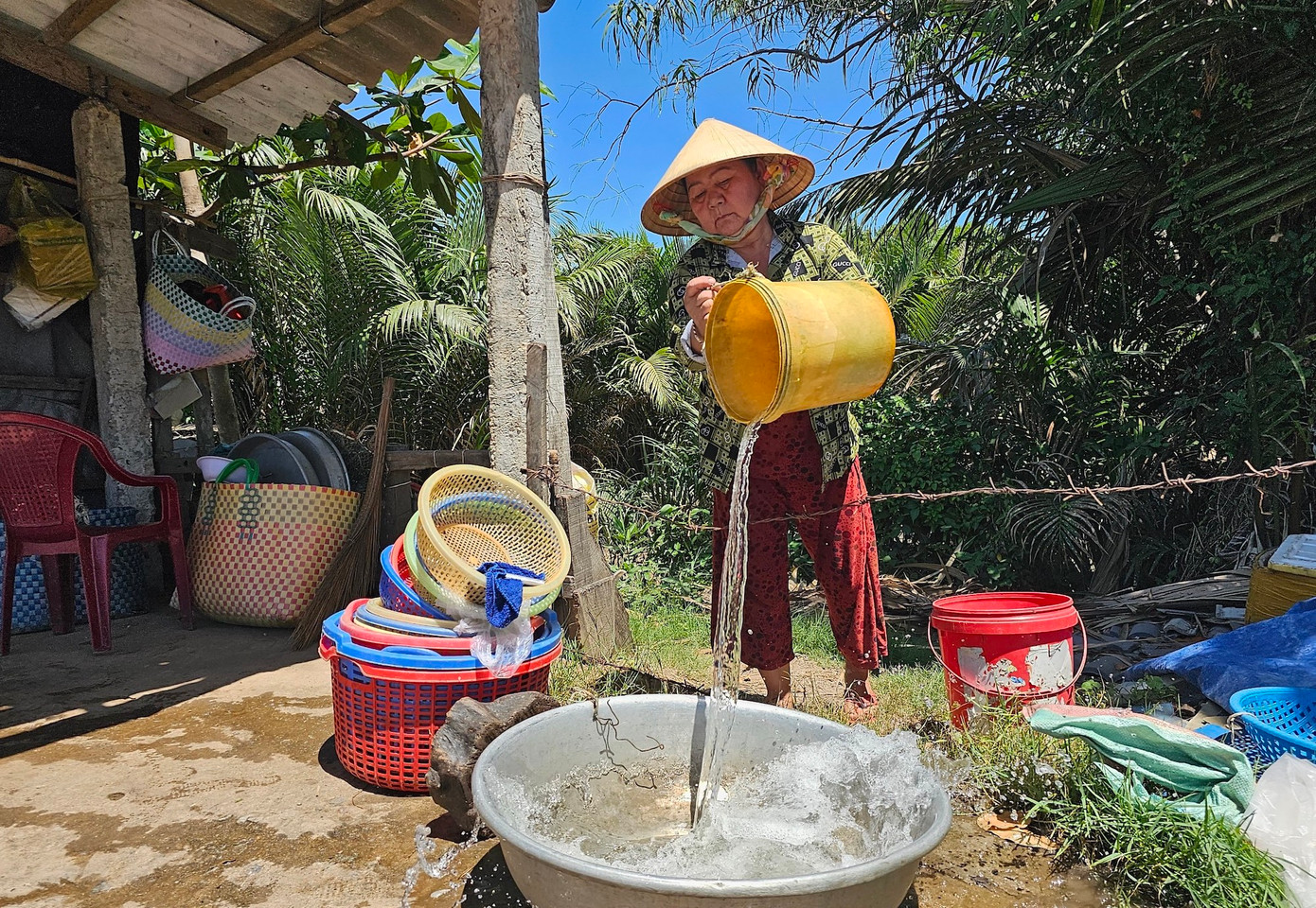 Người dân Bến Tre chắt chiu từng giọt nước ngọt, và phải pha nước ngọt mua từ sà lan với nước nhiễm mặn của nhà máy cấp để có thêm nước sinh hoạt. Ảnh: Hoà Hội Người dân Bến Tre chắt chiu từng giọt nước ngọt, và phải pha nước ngọt mua từ sà lan với nước nhiễm mặn của nhà máy cấp để có thêm nước sinh hoạt. Ảnh: Hoà Hội