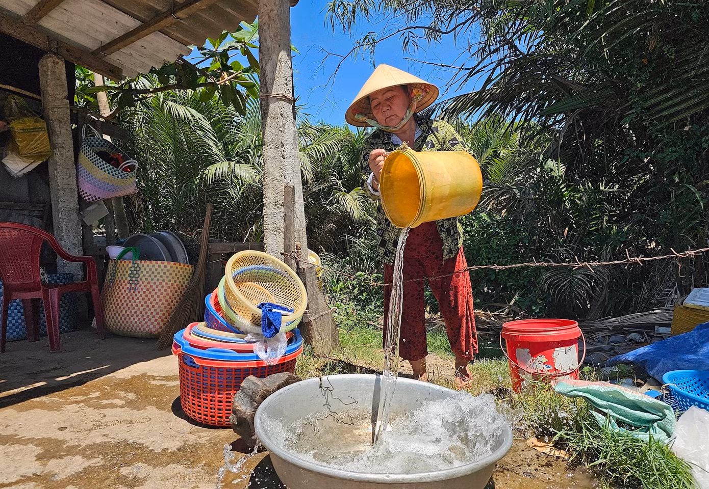 Người dân Bến Tre chắt chiu từng giọt nước ngọt, và phải pha nước ngọt mua từ sà lan với nước nhiễm mặn của nhà máy cấp để có thêm nước sinh hoạt. Ảnh: Hoà Hội