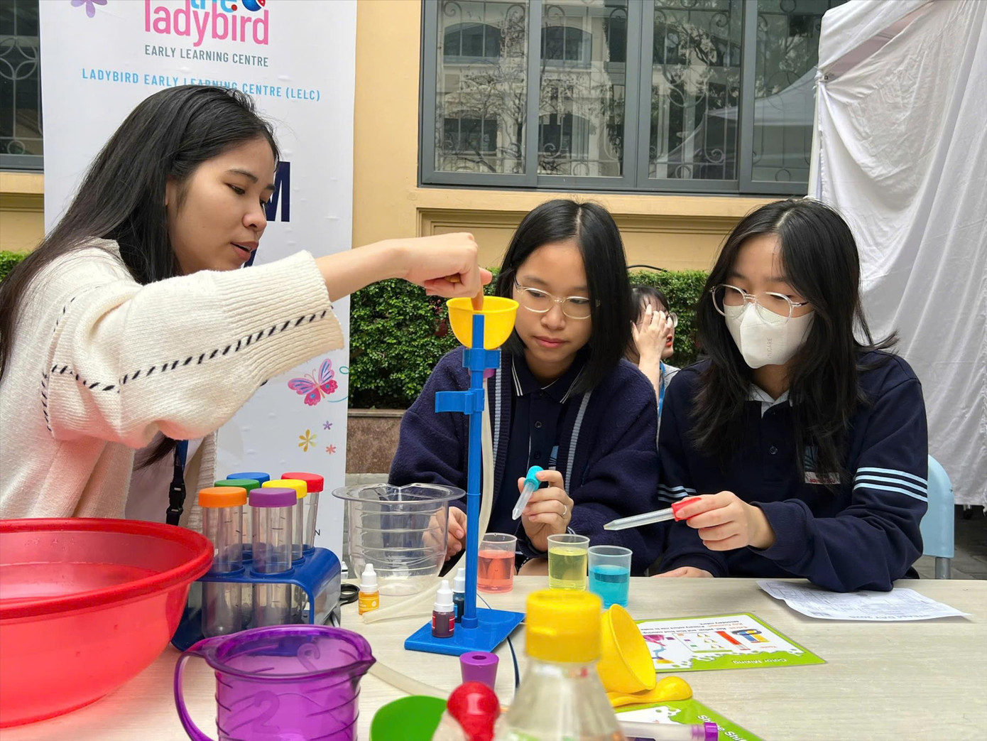 Học sinh Trường THCS - THPT Nguyễn Siêu trong một hoạt động nghiên cứu khoa học ở trường Học sinh Trường THCS - THPT Nguyễn Siêu trong một hoạt động nghiên cứu khoa học ở trường