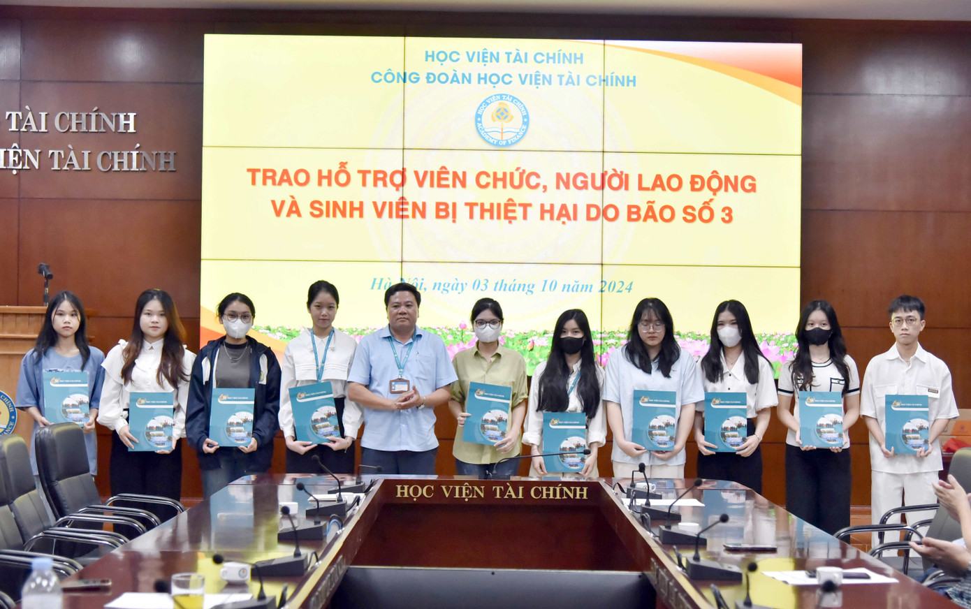 Học viện trao quà hỗ trợ sinh viên bị thiệt hại do bão số 3