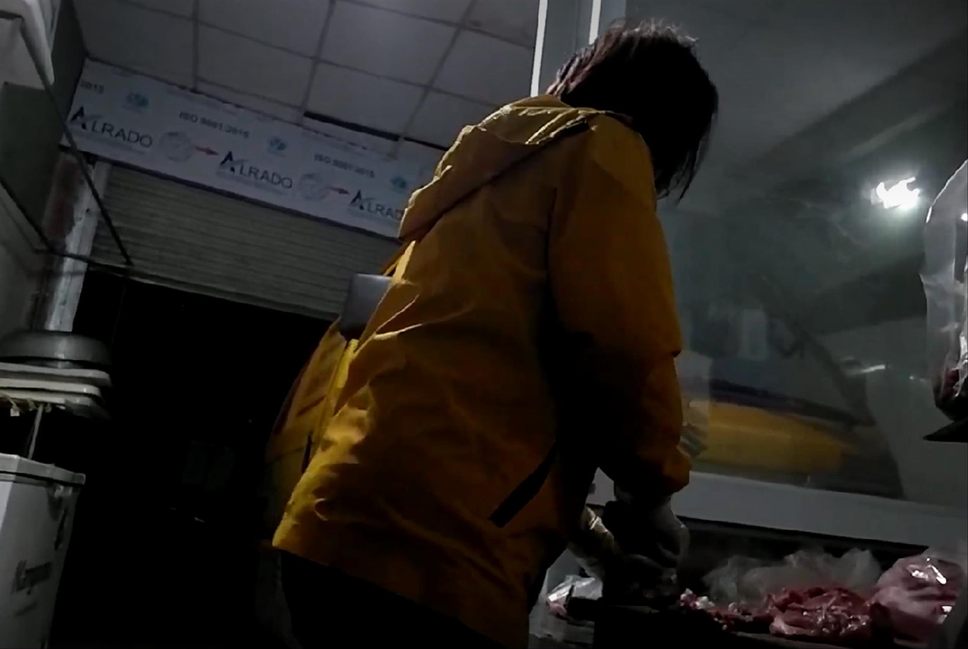 Chị V phân loại thịt tại cơ sở sơ chế