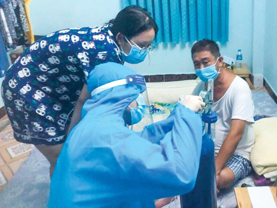 Hoàng Oanh trực tiếp hỗ trợ cấp cứu F0 tại nhà Hoàng Oanh trực tiếp hỗ trợ cấp cứu F0 tại nhà