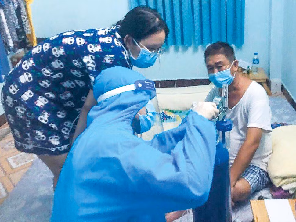 Hoàng Oanh trực tiếp hỗ trợ cấp cứu F0 tại nhà