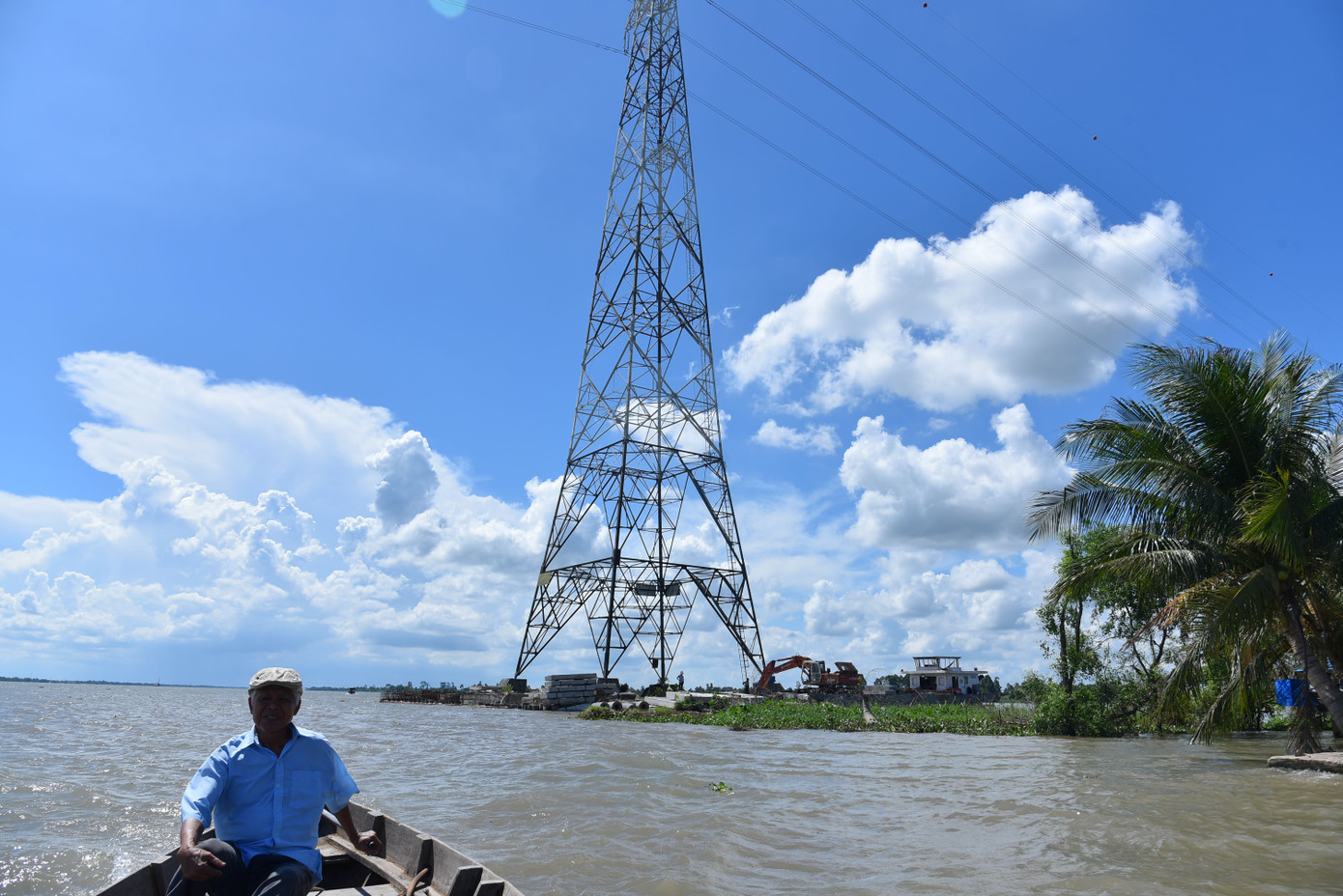 Cồn Hô (Trà Vinh) sạt lở nghiêm trọng. Trong ảnh: Cột điện 500kW trơ giữa sông Cổ Chiên.