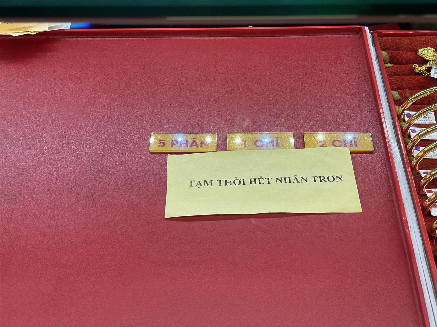 Nhiều tiệm kinh doanh vàng miếng, vàng nhẫn trơn nay chỉ còn mỗi vàng trang sức. Ảnh: U.P Nhiều tiệm kinh doanh vàng miếng, vàng nhẫn trơn nay chỉ còn mỗi vàng trang sức. Ảnh: U.P