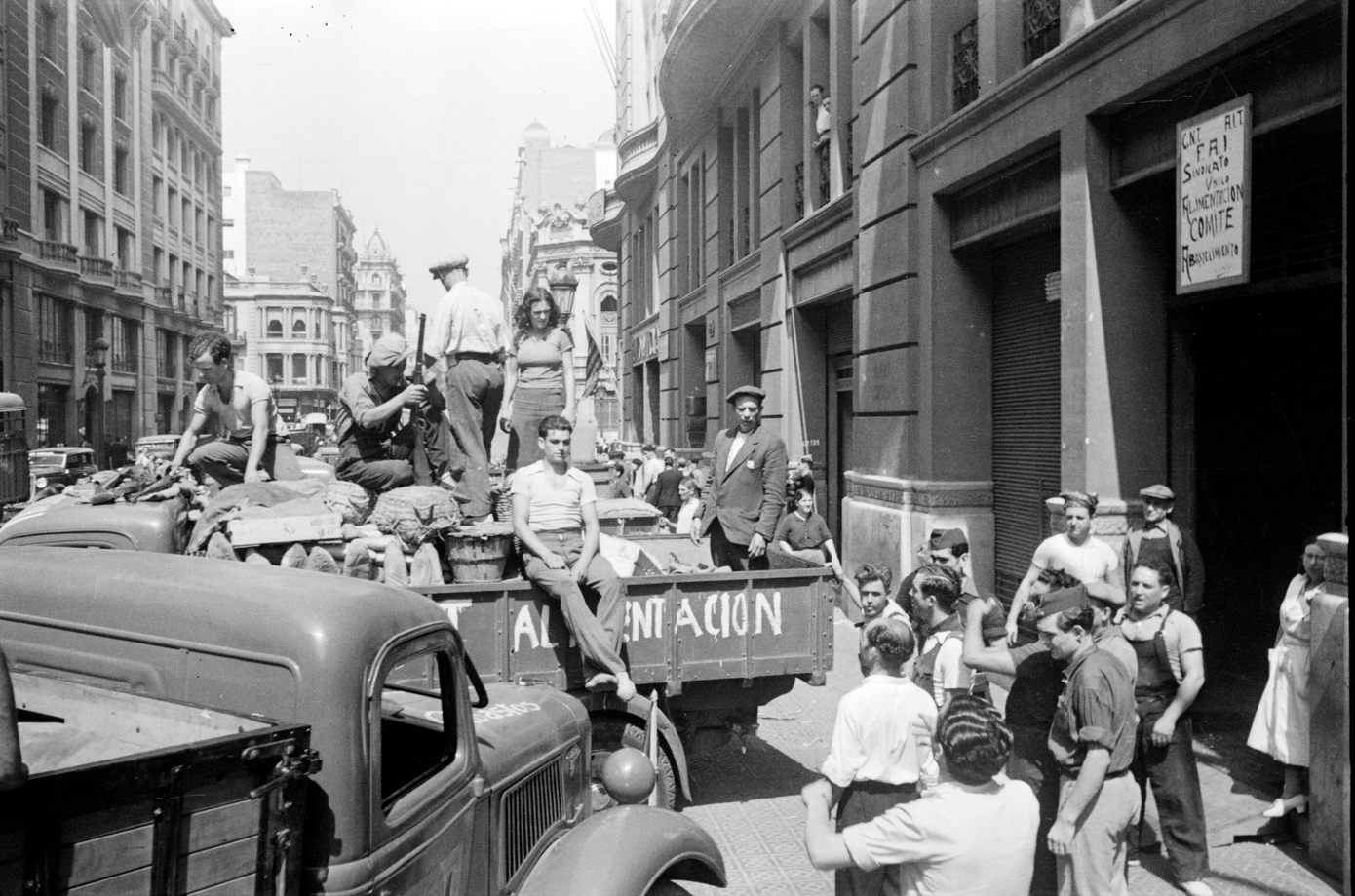 Đường phố Barcelona, 1936. Ảnh: Margaret Michaelis