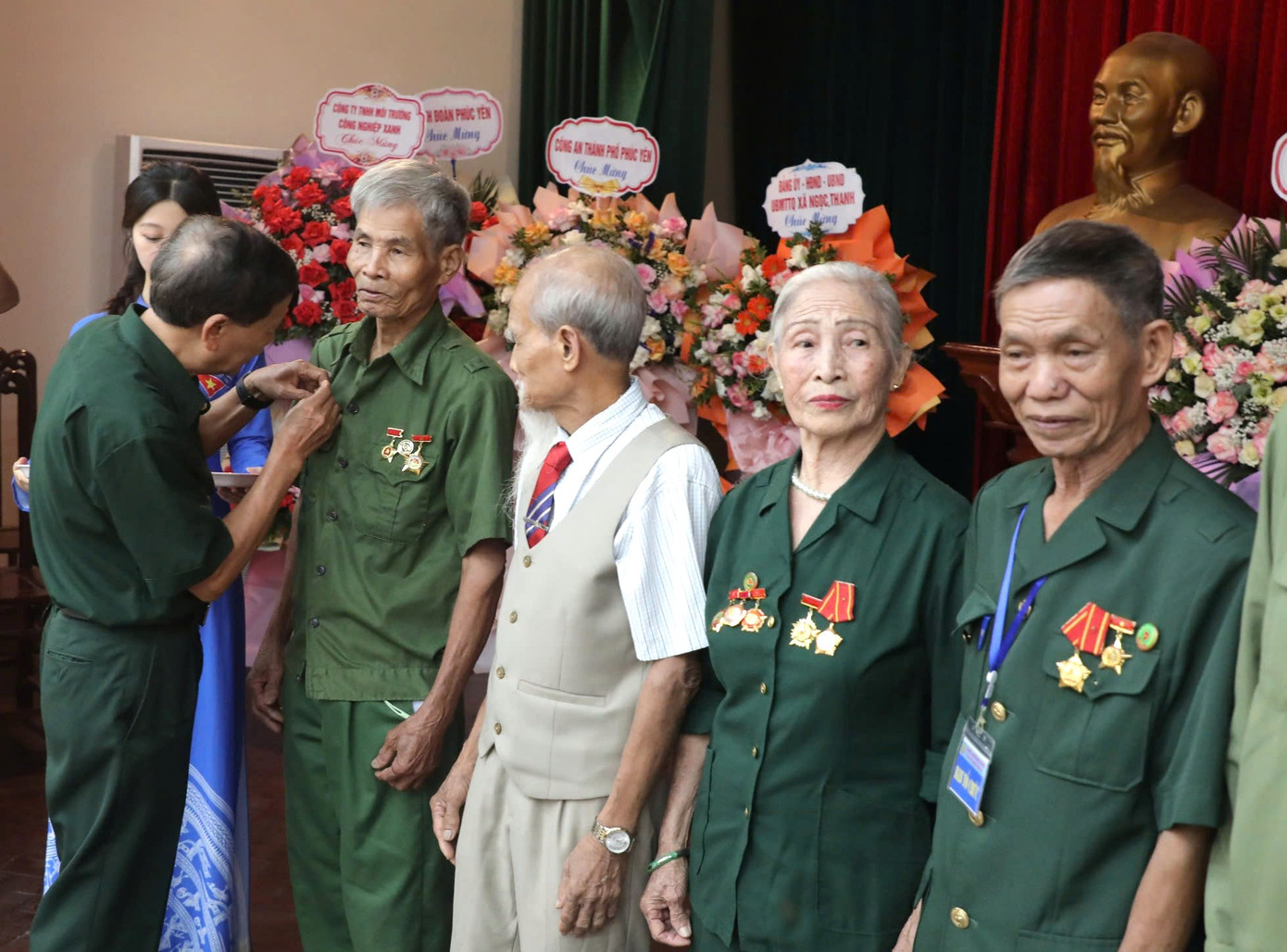 Bà Nguyễn Thị Kim Thao (thứ 2 từ phải sang) 83 tuổi, người ở xã Vĩnh Thịnh (Vĩnh Tường, Vĩnh Phúc).