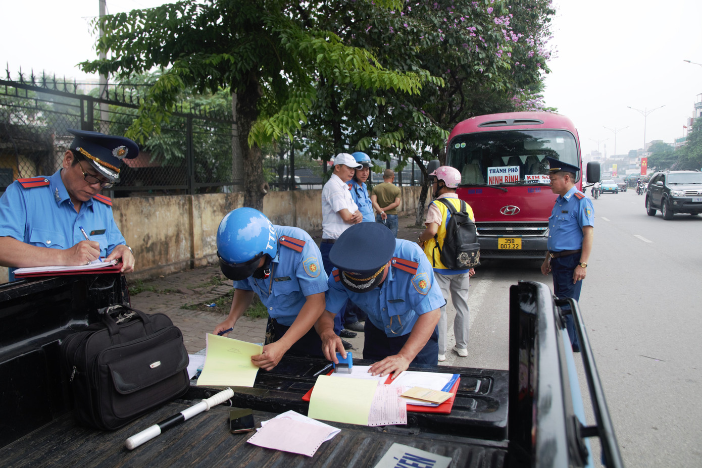 Thanh tra giao thông Hà Nội kiểm tra, xử lý xe khách vi phạm trên đường