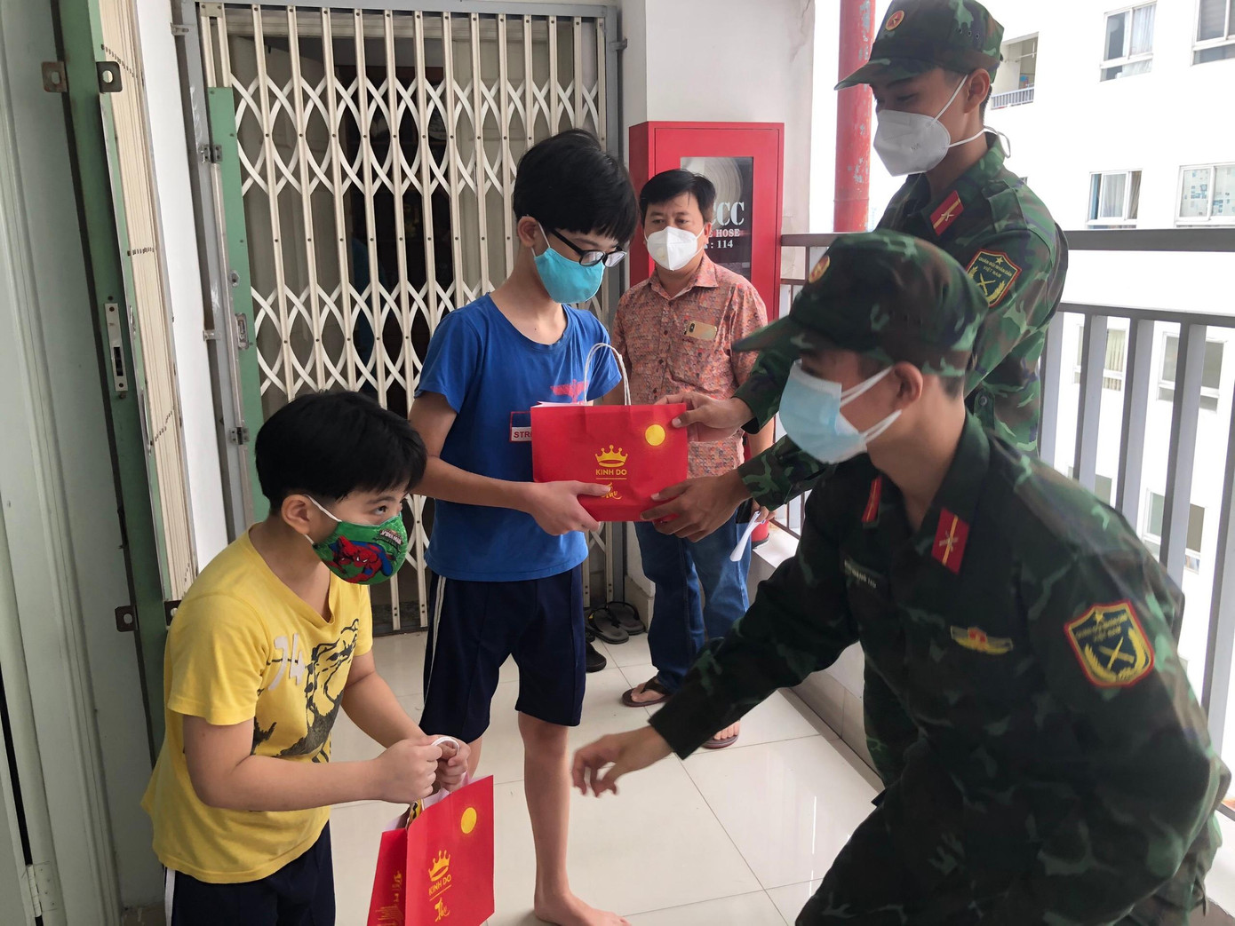 Chiến sĩ trẻ tặng quà trung thu cho trẻ em ở Bình Thạnh