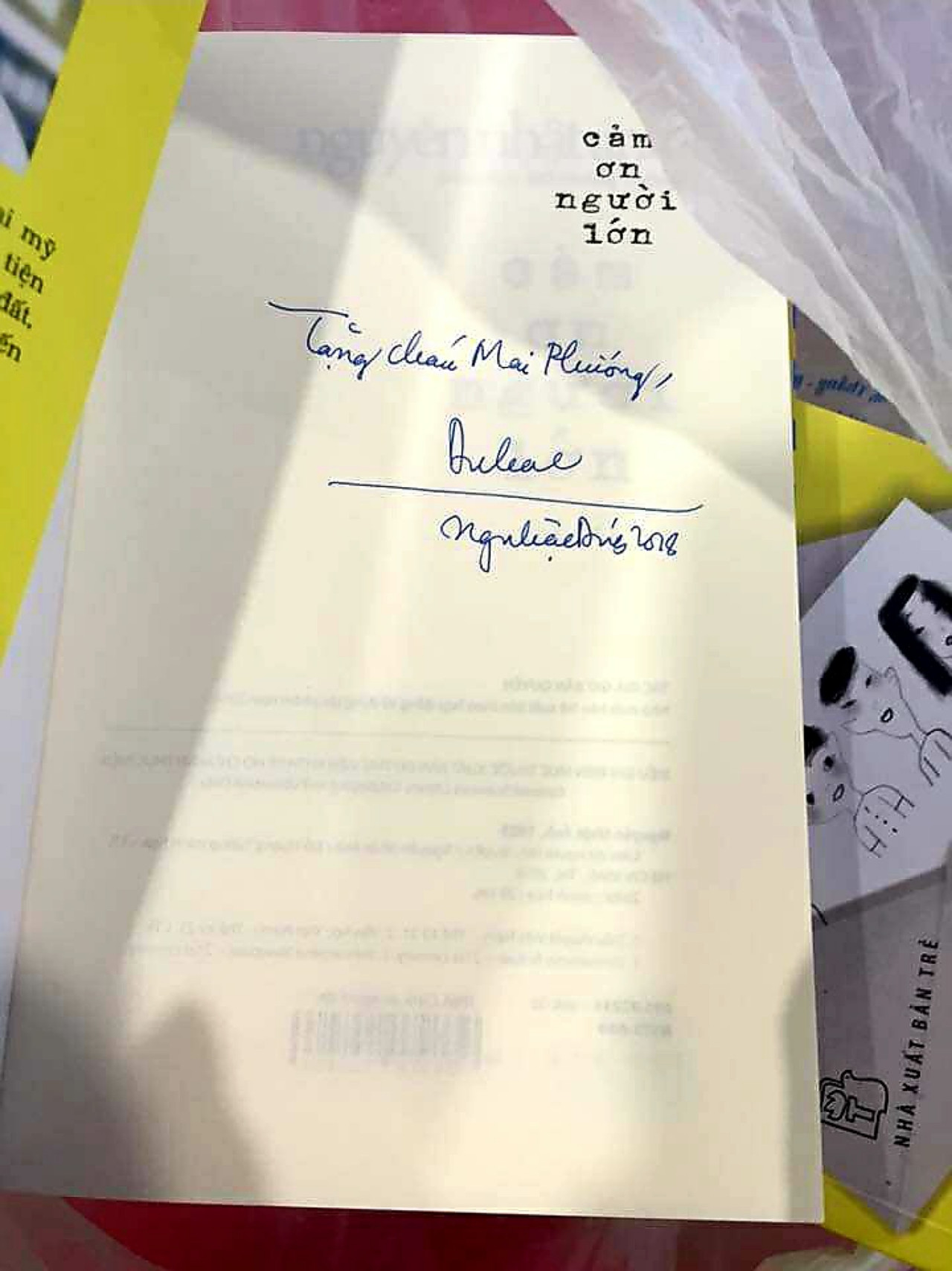 Chữ ký của tác giả “Tôi thấy hoa vàng trên cỏ xanh” là món quà được nhiều bạn trẻ yêu thích. Ảnh: H.D