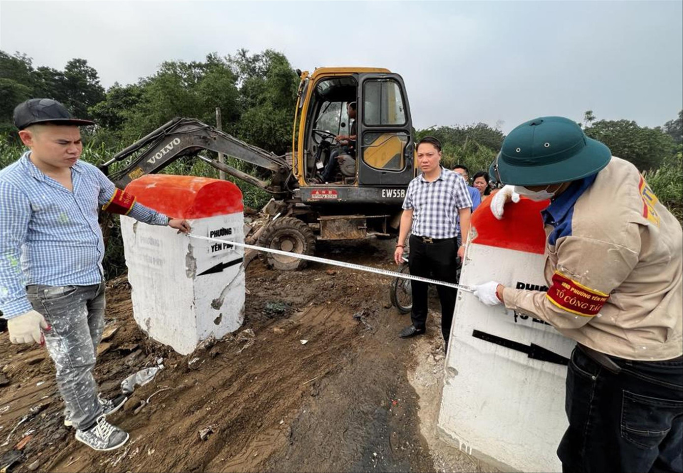 UBND quận Tây Hồ làm các mố bê tông như biện pháp tạm thời chống xe tải ra vào đổ thải UBND quận Tây Hồ làm các mố bê tông như biện pháp tạm thời chống xe tải ra vào đổ thải