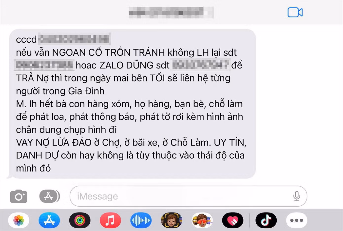 Tin nhắn đe dọa mà Hữu Tùng (sinh viên năm 3 ở TPHCM) nhận được sau khi vay tín dụng đen. Ảnh: Mai Linh Tin nhắn đe dọa mà Hữu Tùng (sinh viên năm 3 ở TPHCM) nhận được sau khi vay tín dụng đen. Ảnh: Mai Linh