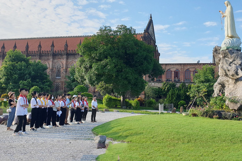 Một chuyến hành hương. Ảnh: Du Lịch Ninh Bình