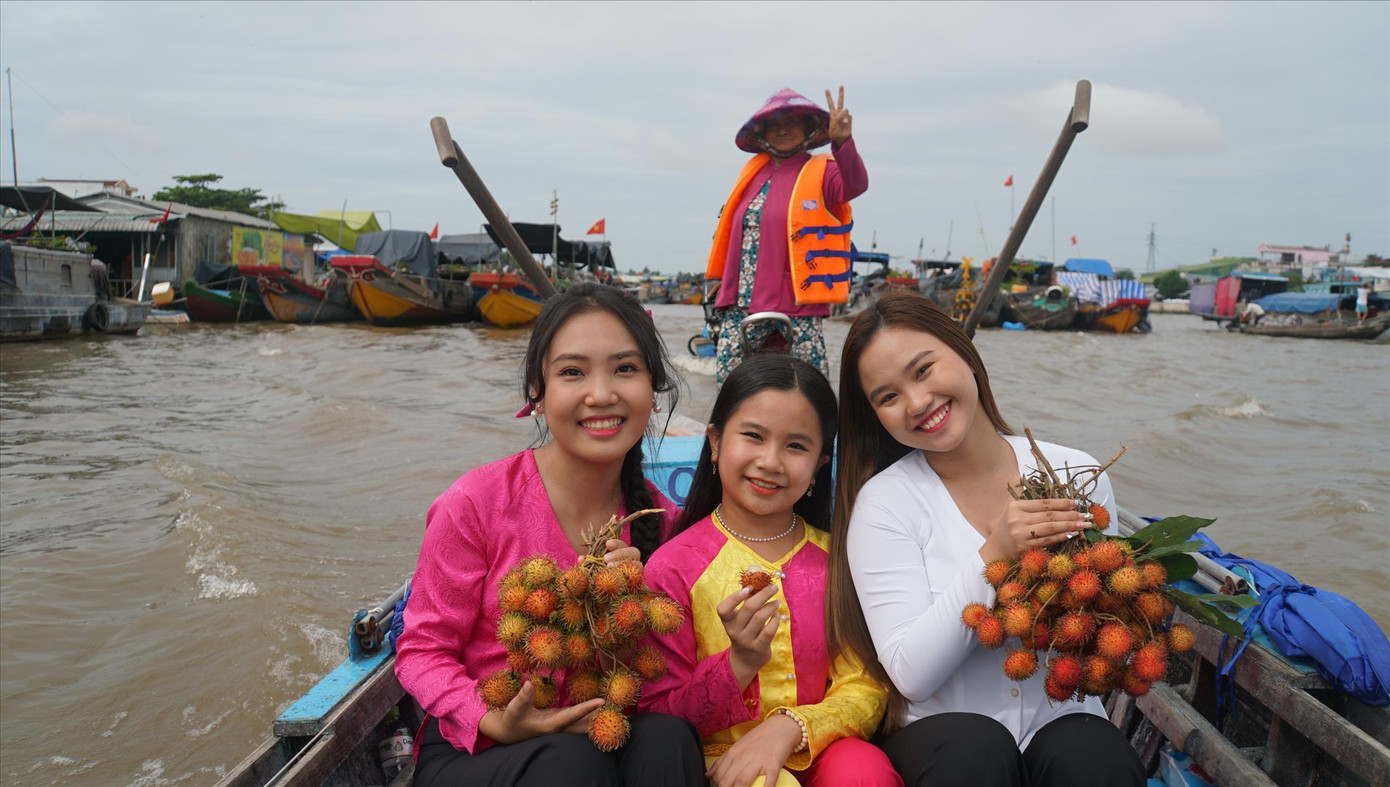 Các bạn trẻ tham quan chợ nổi Cái Răng. Ảnh: HÒA HỘI Các bạn trẻ tham quan chợ nổi Cái Răng. Ảnh: HÒA HỘI