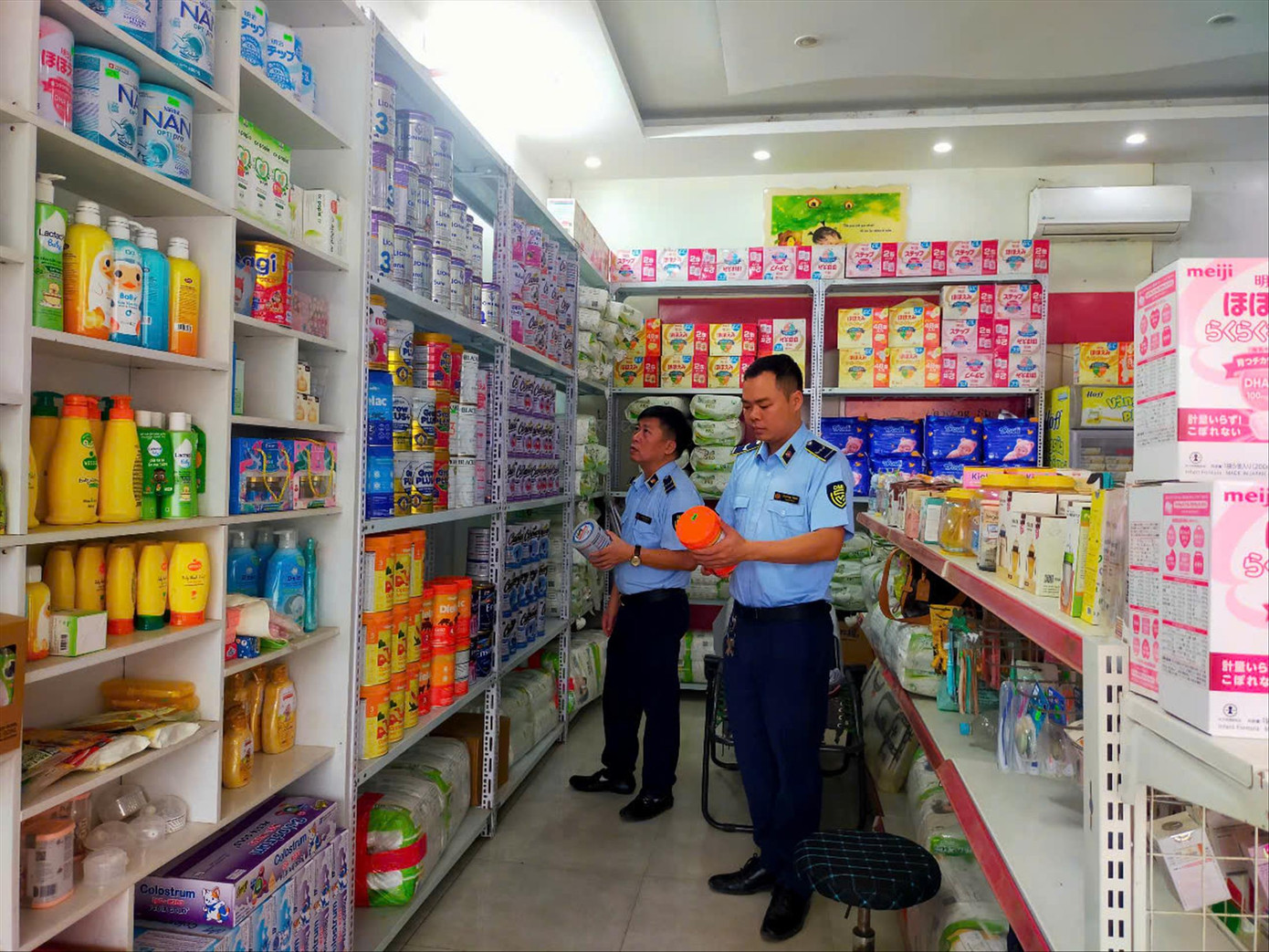 QLTT kiểm tra mặt hàng sữa. Ảnh: Nguyễn Bằng