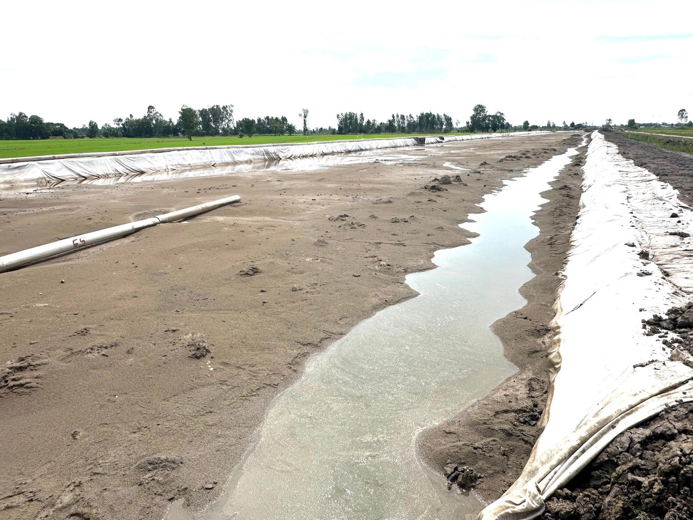 Công trường Dự án thành phần 2 cao tốc Châu Đốc – Cần Thơ - Sóc Trăng (qua TP Cần Thơ) nhiều đoạn thiếu cát san lấp. Ảnh: Nhật Huy