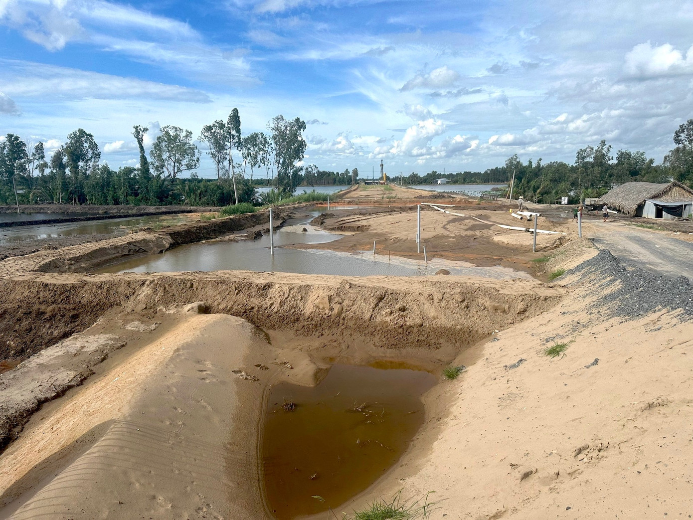 Công trường Dự án thành phần 2 cao tốc Châu Đốc – Cần Thơ - Sóc Trăng (qua TP Cần Thơ) nhiều đoạn thiếu cát san lấp. Ảnh: Nhật Huy