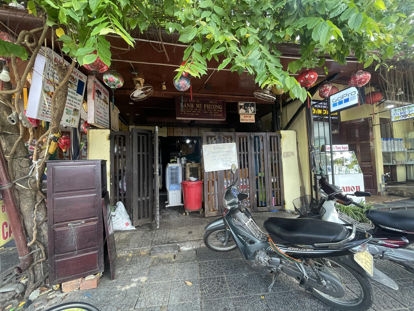 Cơ quan chức năng tạm thời đình chỉ hoạt động của cơ sở Bánh mì Phượng