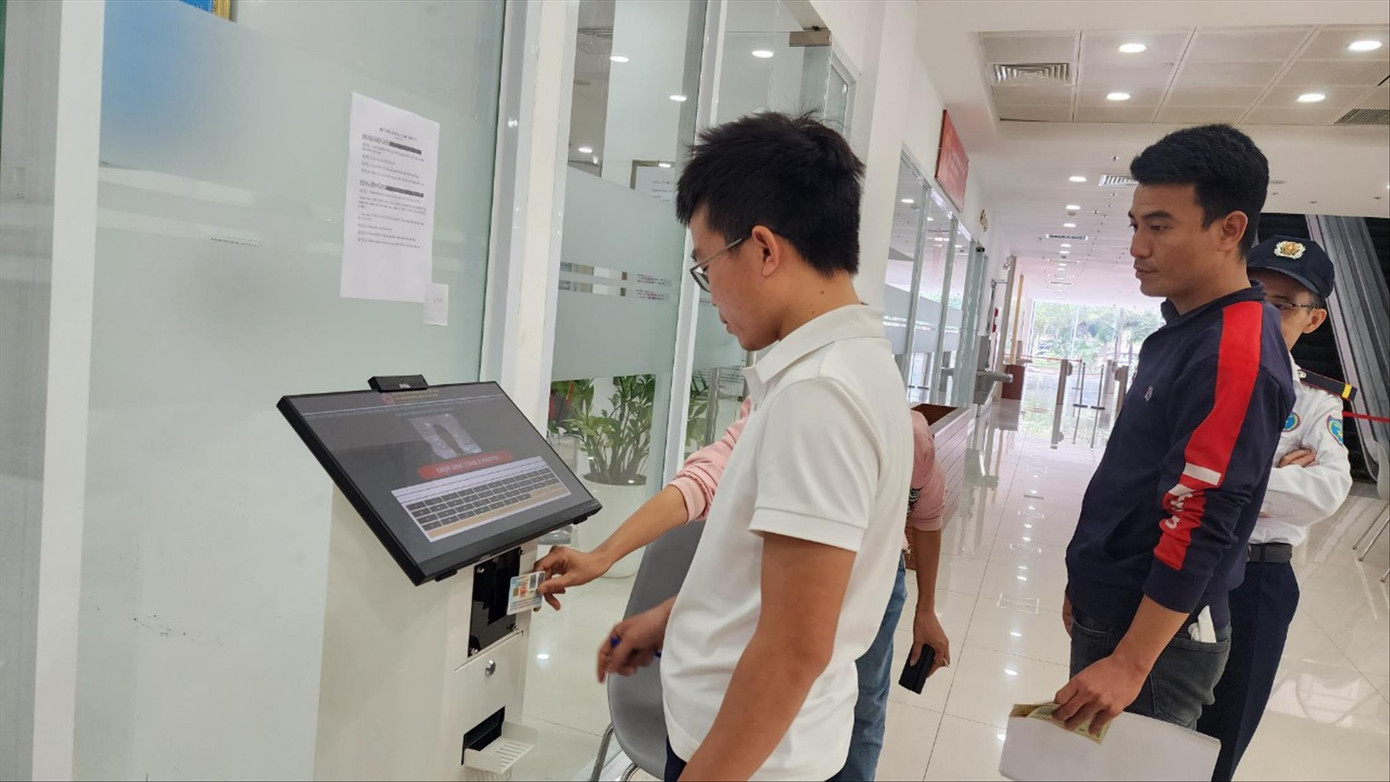 Người dân thực hiện thủ tục hành chính tại Sở GTVT Hà Nội ngày 2/1/2024 Người dân thực hiện thủ tục hành chính tại Sở GTVT Hà Nội ngày 2/1/2024