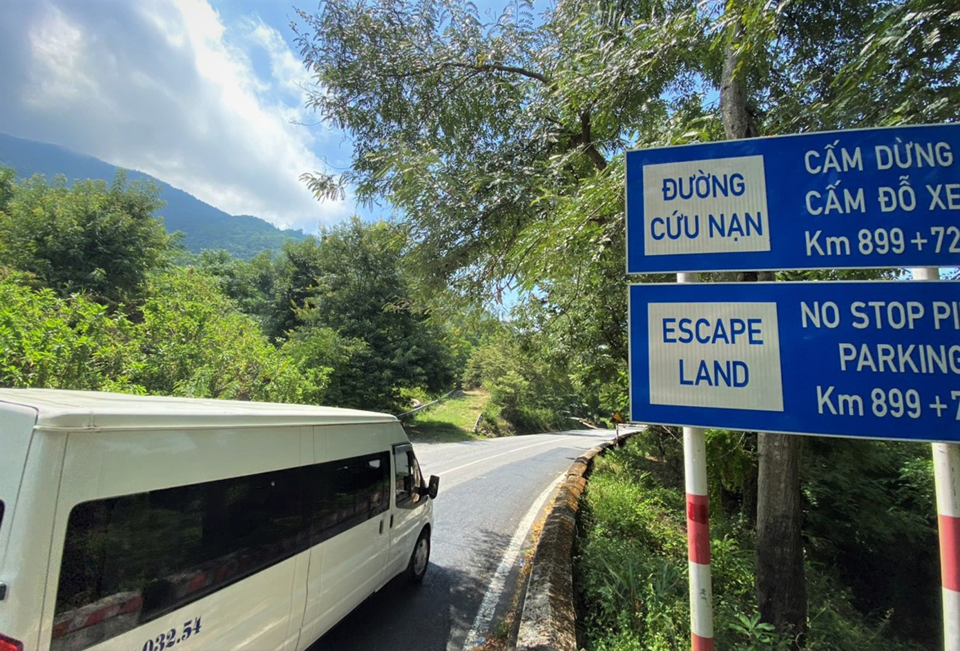 Trên đèo Hải Vân có gần 10 đường cứu nạn, nhiều nhất ở phía Đà Nẵng. Ảnh: Thanh Trần