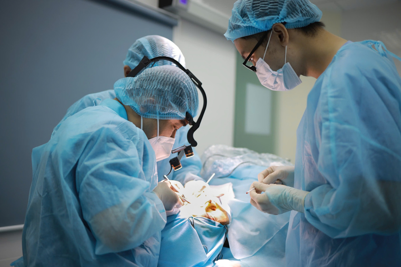 Khách Việt kiều đến Bệnh viện Da Liễu TPHCM thực hiện phẫu thuật thẩm mỹ dịp cuối năm. Ảnh: Lan Anh Khách Việt kiều đến Bệnh viện Da Liễu TPHCM thực hiện phẫu thuật thẩm mỹ dịp cuối năm. Ảnh: Lan Anh