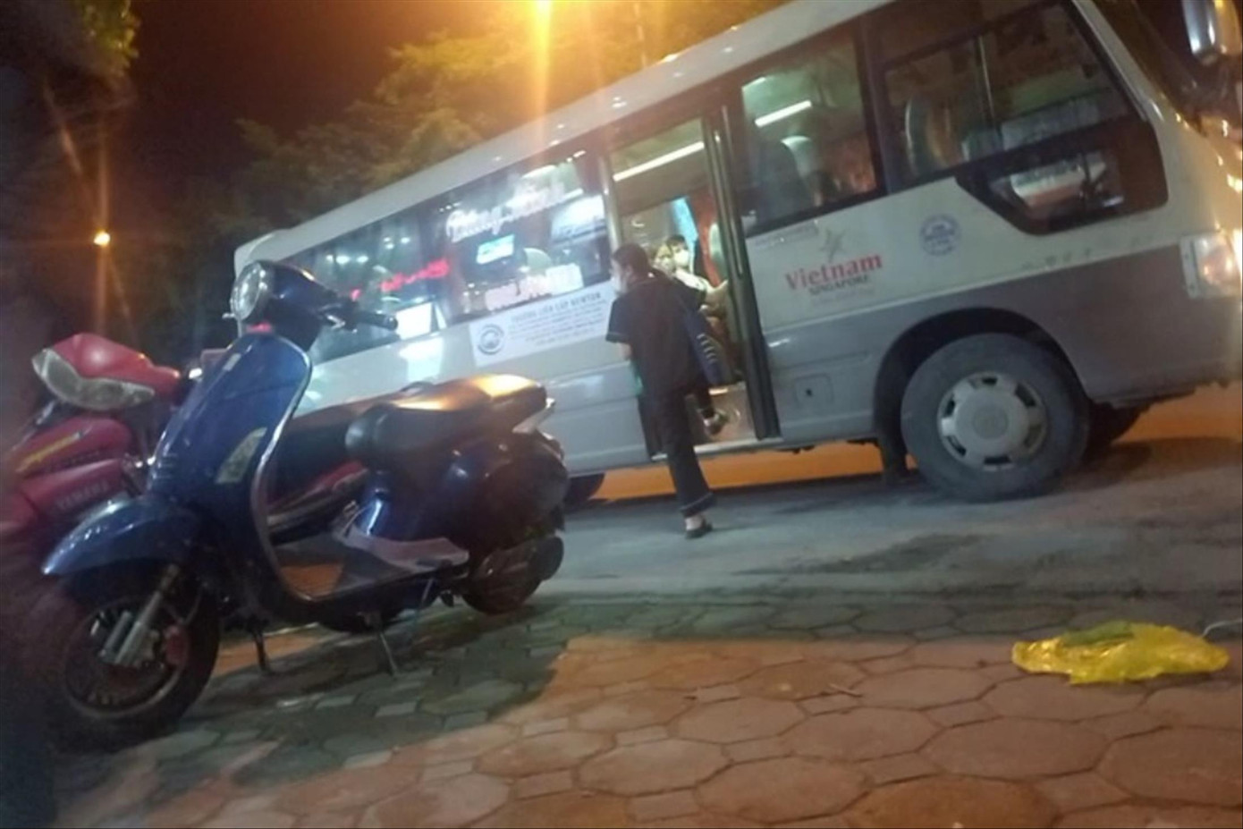 Văn phòng nhà xe Quỳnh Thanh tấp nập xe ra vào, trung chuyển khách.