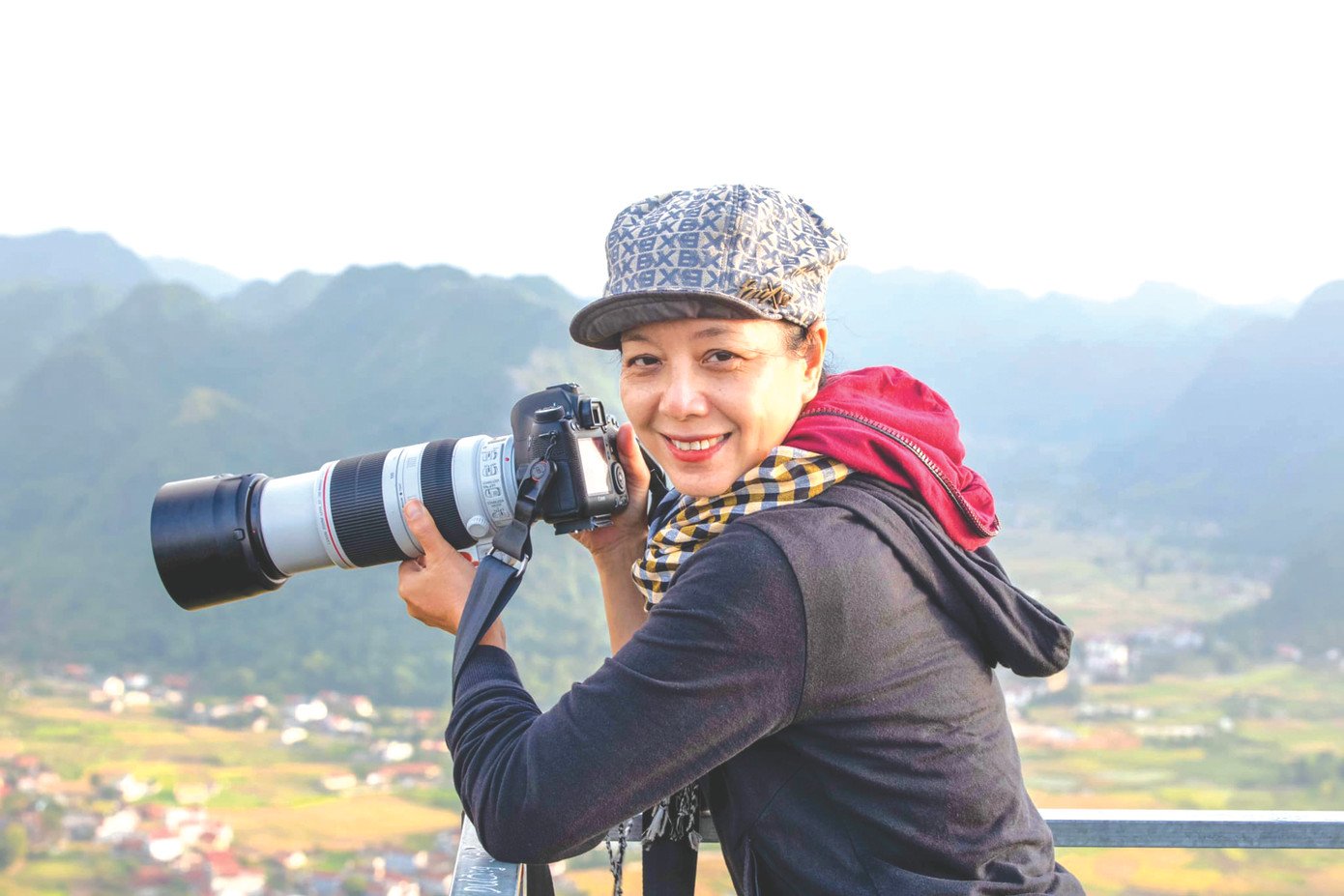 Diễn viên Chiều Xuân trong "vai" nhiếp ảnh gia