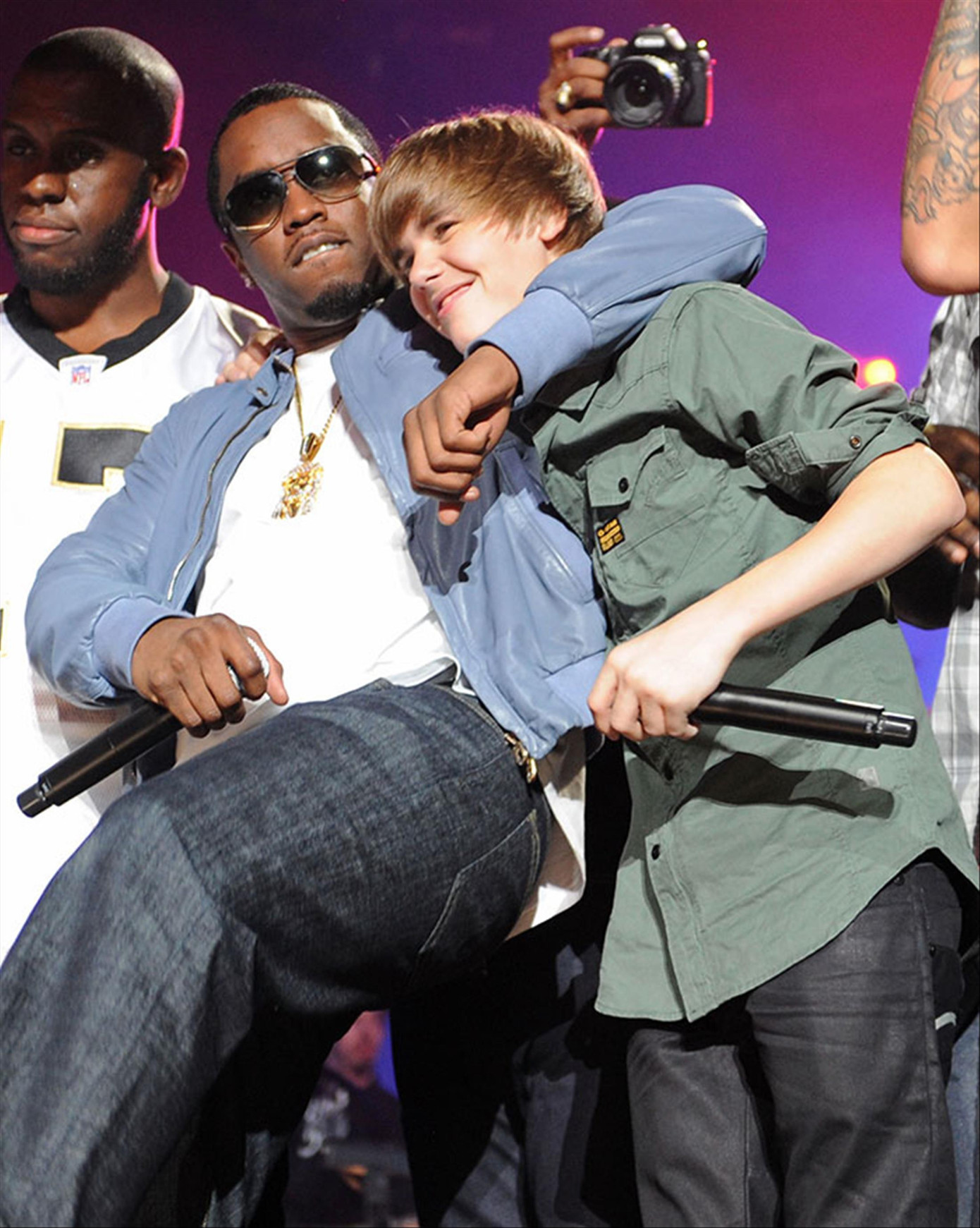 Diddy nâng đỡ Justin Bieber (phải) từ nhỏ, nhưng cũng mang đến không ít bi kịch