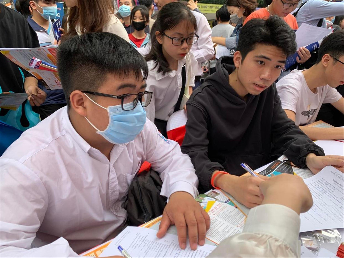 Thí sinh tham gia ngày hội tư vấn tuyển sinh tháng 3/2021. Ảnh: Nghiêm Huê