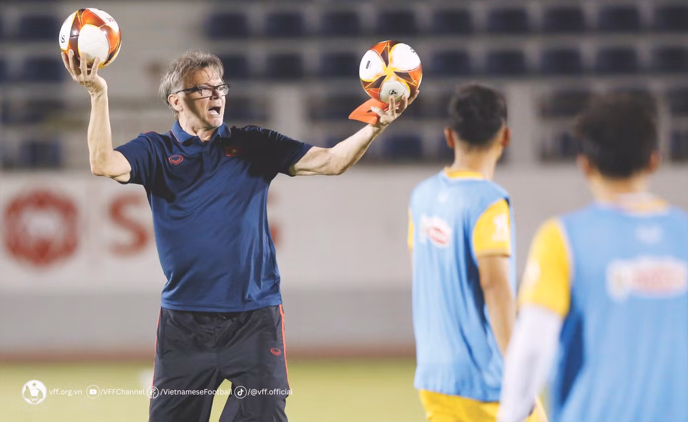 HLV Philippe Troussier trên sân tập Bà Rịa Vũng Tàu. Ảnh: Anh Đoàn