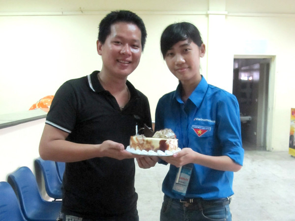 Anh Nguyễn Quán Tiến (Ban trường học Thành đoàn Hà Nội; phụ trách hoạt động tiếp sức mùa thi tại bến xe Giáp Bát) mừng tuổi mới cùng Nguyễn Thị Quế. Anh Nguyễn Quán Tiến (phụ trách hoạt động tiếp sức mùa thi tại bến xe Giáp Bát) mừng tuổi mới cùng Nguyễn Thị Quế