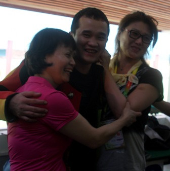 Xạ thủ Nguyễn Thành Đạt trong niềm vui giành HCV