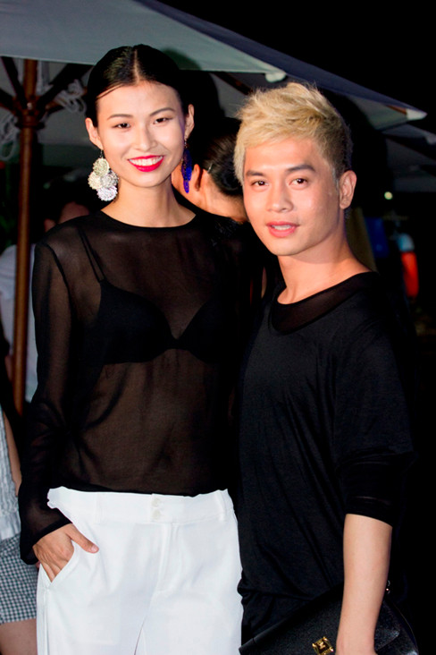 Thiên Trang ngày càng ăn mặc có gu, cô diện quần trắng đơn giản, phối với áo lụa siêu mỏng màu đen xuyên thấu nội y, vừa cá tính mà rất gợi cảm