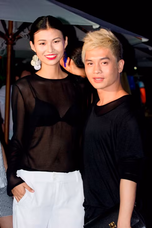 Thiên Trang ngày càng ăn mặc có gu, cô diện quần trắng đơn giản, phối với áo lụa siêu mỏng màu đen xuyên thấu nội y, vừa cá tính mà rất gợi cảm