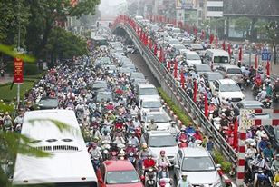 Hà Nội ngập sâu, máy xúc được tận dụng đưa học sinh tới trường ảnh 17