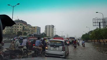 Hà Nội ngập sâu, máy xúc được tận dụng đưa học sinh tới trường ảnh 20