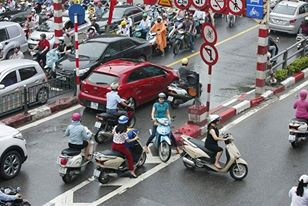 Hà Nội ngập sâu, máy xúc được tận dụng đưa học sinh tới trường ảnh 18