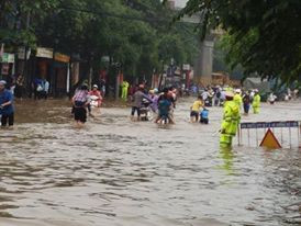 Hà Nội ngập sâu, máy xúc được tận dụng đưa học sinh tới trường ảnh 10