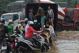 Hà Nội ngập sâu, máy xúc được tận dụng đưa học sinh tới trường ảnh 8